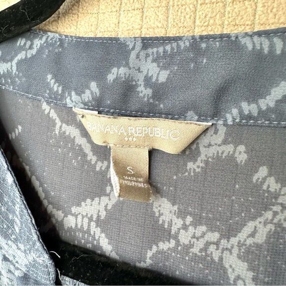 Banana Republic Satin Blouse Size S Blue Print Long Sleeve Sleeve Hidden Button - Picture 3 of 10